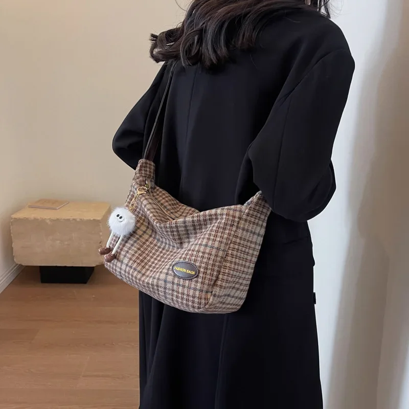High-value Tote Crossbody Bag New Casual Commuter Shoulder Bag Large Capacity Tartan Retro Versatile Bucket Female Shoulder Bag