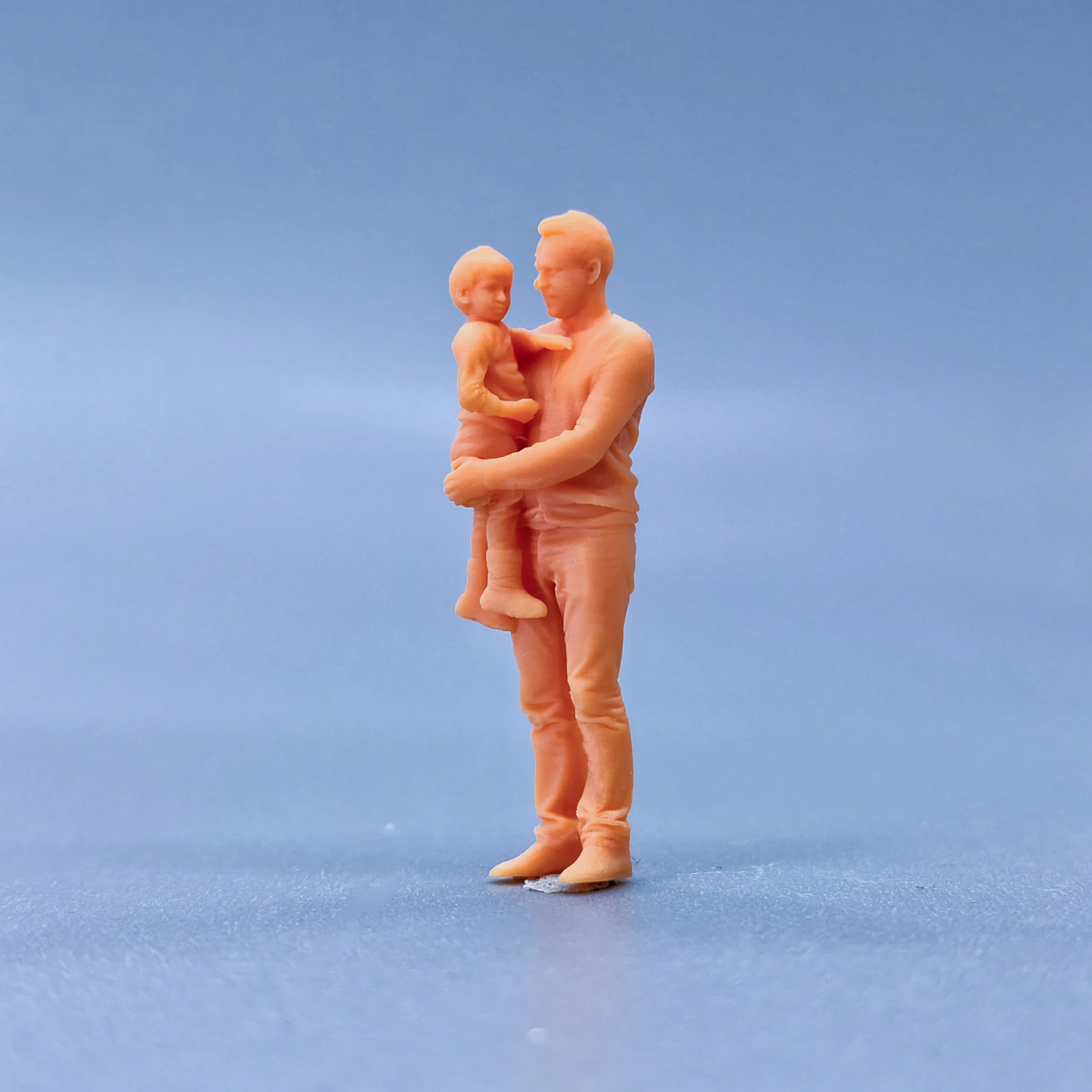 1-64-1-43-figurines-scale-model-resin-father-holds-his-son-in-both