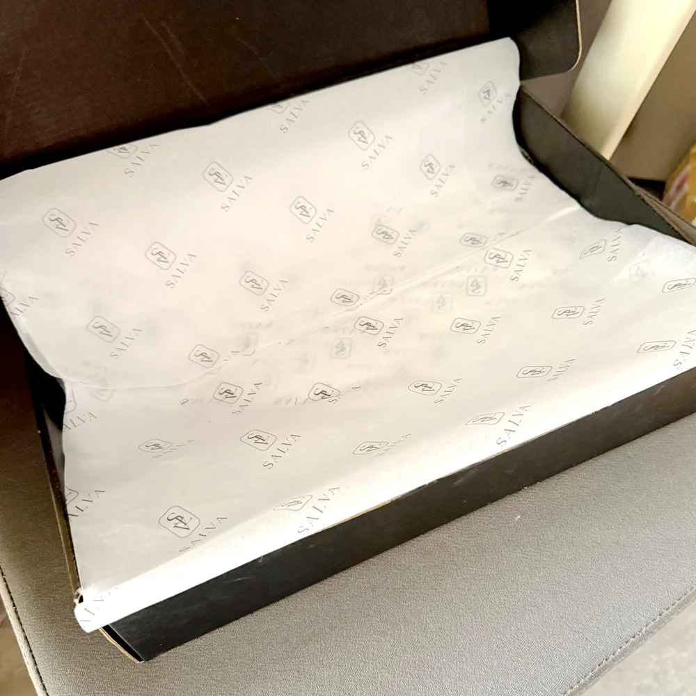 100 דפים נייר מותאם אישית עם לוגו מודפס שחור וורוד לבן נייר עטיפה לאריזת בגדים זר פרחים מתנה