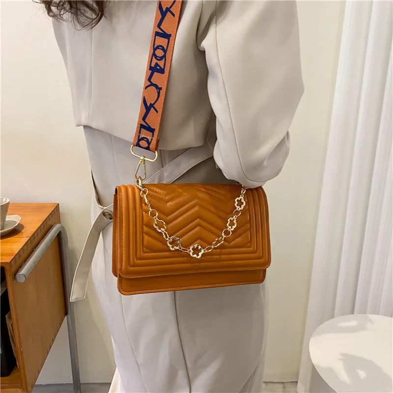 

Сумки-шопперы для женщин, трендовая Сумка-тоут через плечо 2024, Маленькая женская сумка-мессенджер через плечо с откидной цепочкой, популярная роскошная дизайнерская сумка в Корейском стиле