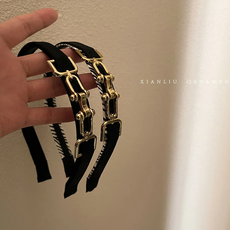 女性のレトロなブラックゴールドパンクスタイルのチェーンヘッドバンド