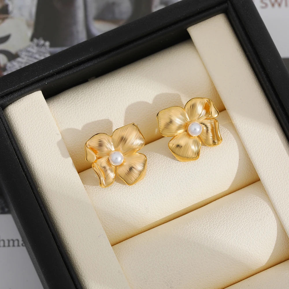 Elegant Striped Fold Flower Stud Earrings for Women Hypoallergenic Pearl Earring Waterproof Delicate Jewelry Wholesale Aretes