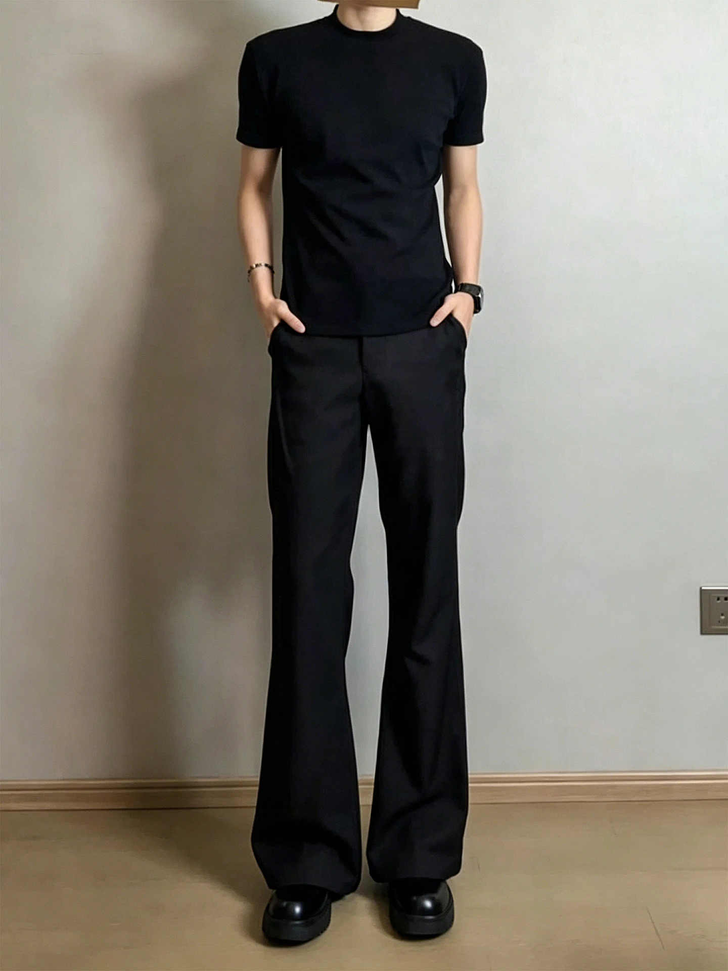클린핏 블랙 반팔 티셔츠와 스트레이트 레그 마이크로 플레어 팬츠 남성 여름 OOTD 캐주얼 스포츠웨어 세트 (원세트)