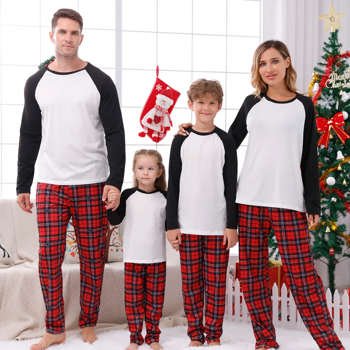 thumbnail image 1 of Ropa de Año Nuevo 2023 Conjuntos familiares a juego de Navidad Conjunto de pijamas para mamá, papá y niños Conjuntos de ropa en blanco de 2 piezas Pijamas de aspecto navideño, 1 of 5