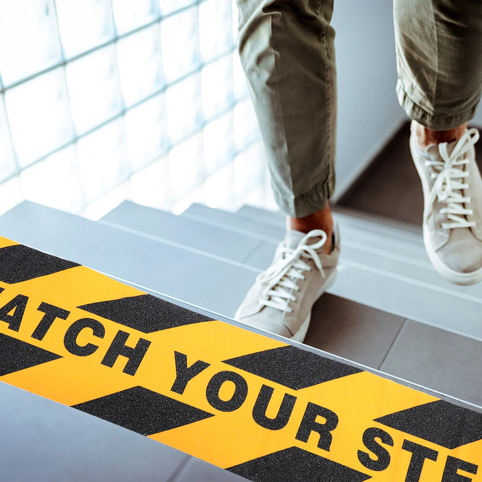 Рисунок 5 - Наклейка на пол с надписью «Watch Your Step»