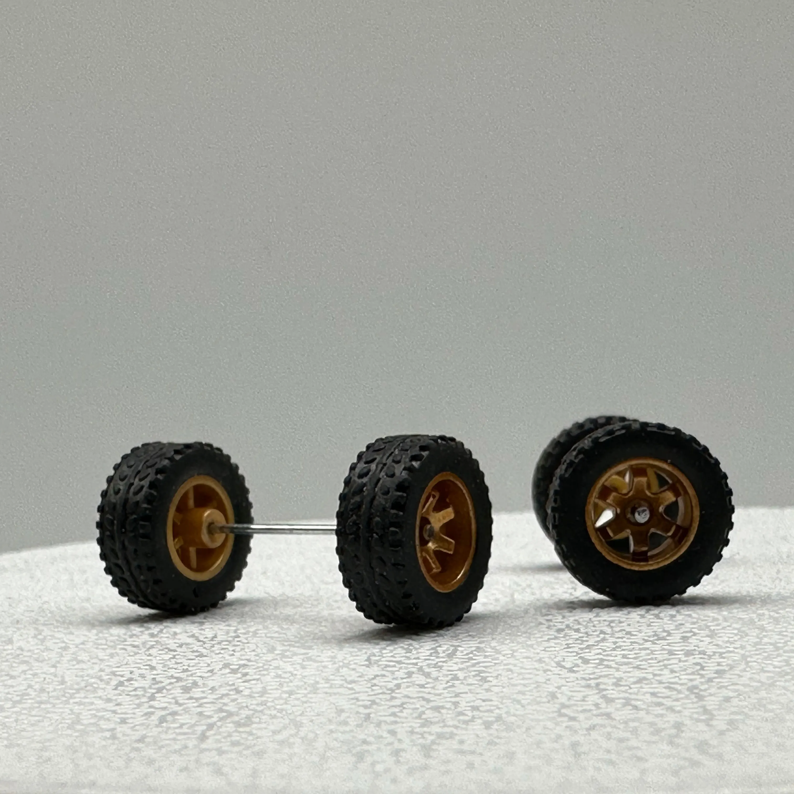 1/64 다이캐스트 자동차 바퀴 미니 DIY 자동차 업그레이드 부품 업그레이드, 오리지널 전면 후면 타이어, 오프로드 자동차 바퀴, 어린이 장난감 선물