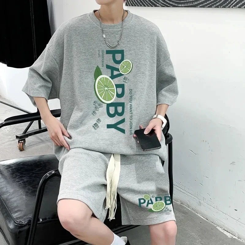 thumbnail image 1 of Conjunto deportivo de dos piezas de manga corta con estampado de gofres para hombre, camiseta con capucha y pantalones cortos, conjunto de 2 piezas a juego para primavera y verano, 1 of 5