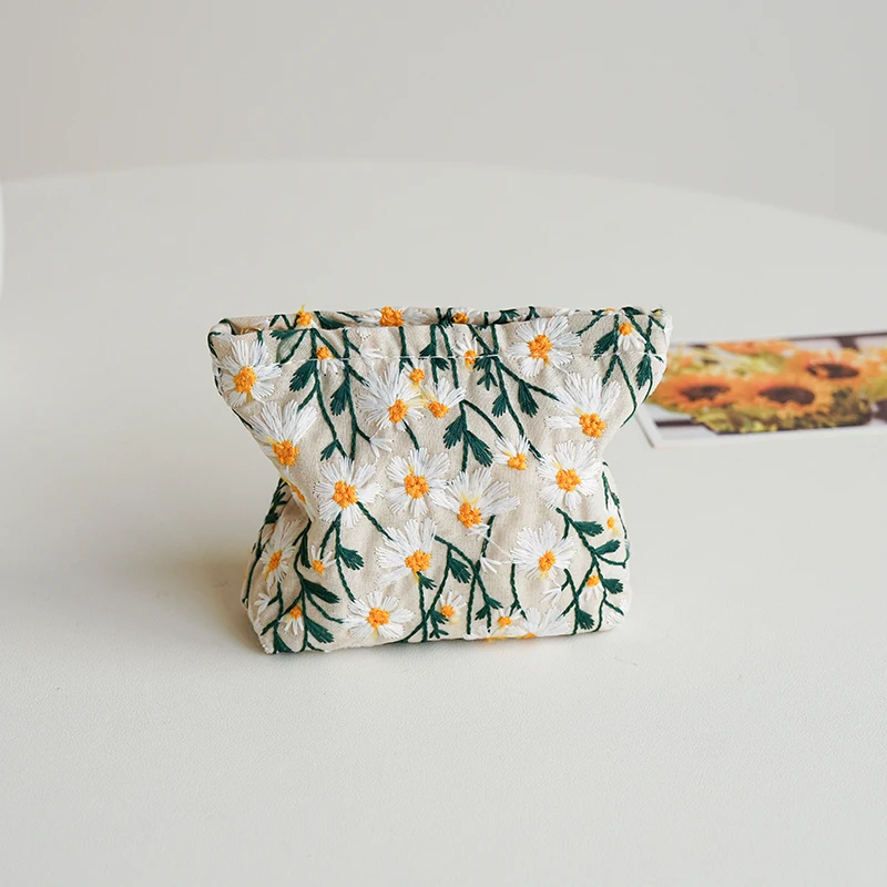 White Embroidery Daisy Women's Makeup Bag Portable Coin Purse Key Case Cosmetics Lipstick Storage Bag Commuter Liner Bag Ins 2