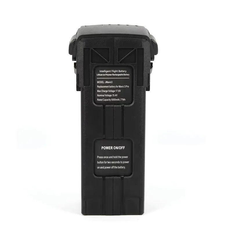 Lot de trois batteries intelligentes pour DJI Mavic 3 Pro, alignées avec leur connecteur visible.