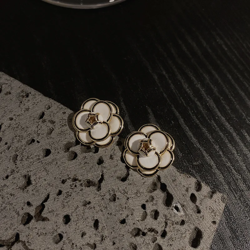 

2022 New Trend Restoring Ancient Ways of French Flower Earrings Small Design Feeling Temperament Earrings Korean Fashion