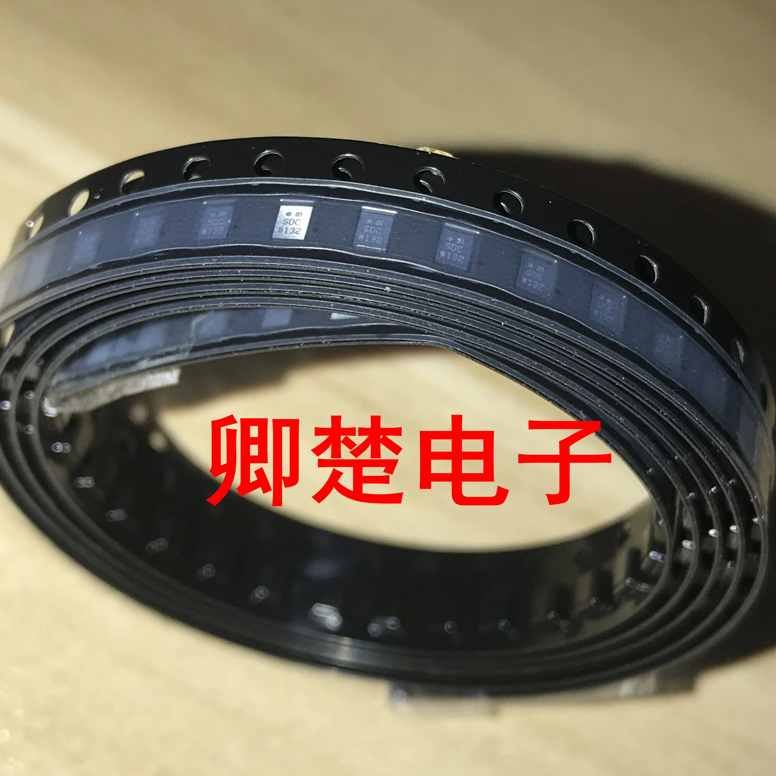 

ADG3304BCBZ WLCSP authentic new original screen marking：SDC converter IC chip