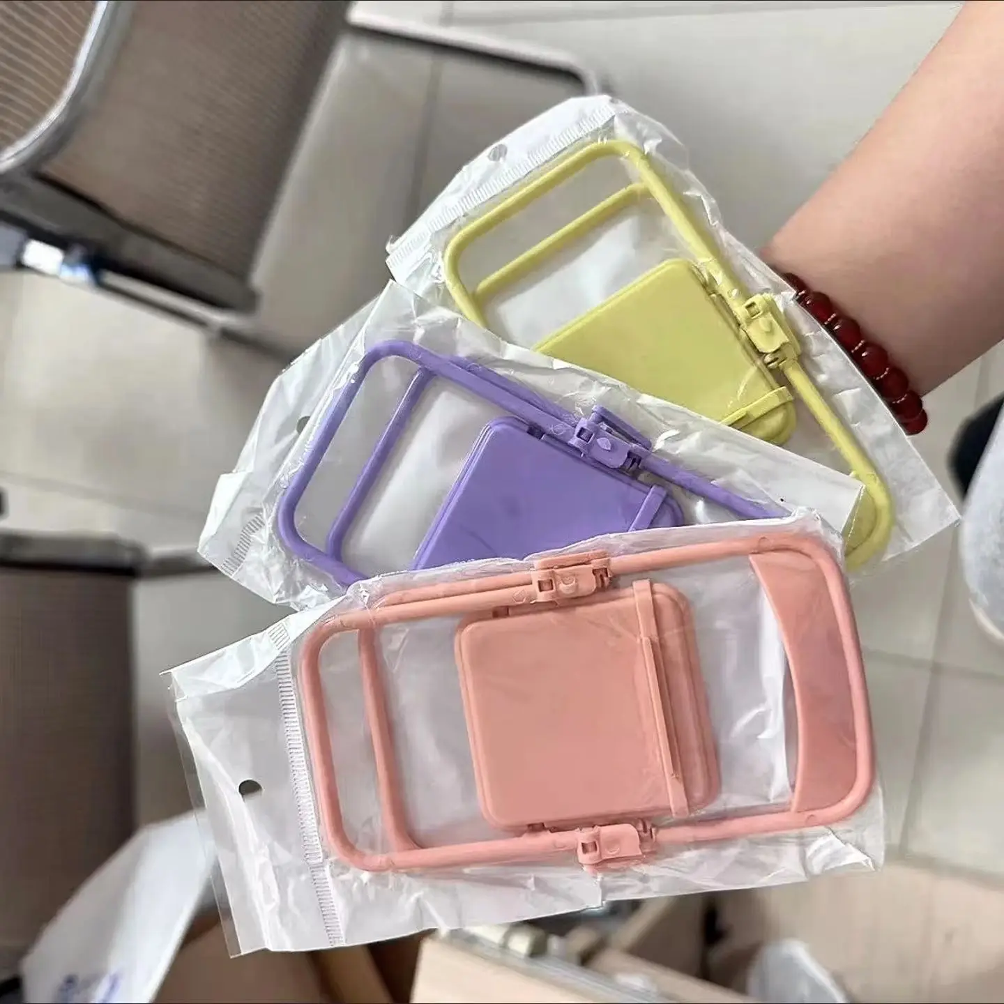 1PC Portable Chair Style Mobile Phone Stand Universal Desktop Cellphone Holder Stand Support for Tablets And Smartphones