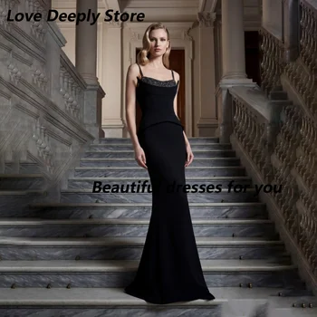Abito da cerimonia personalizzato nero con perline e spalline sottili per la madre della sposa, in crêpe con peplum in vita e spacco posteriore, modello a sirena, per invitati a matrimoni.