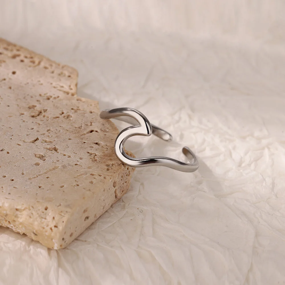 Anello statement a onda in acciaio inossidabile da donna regolabile_voghion.com