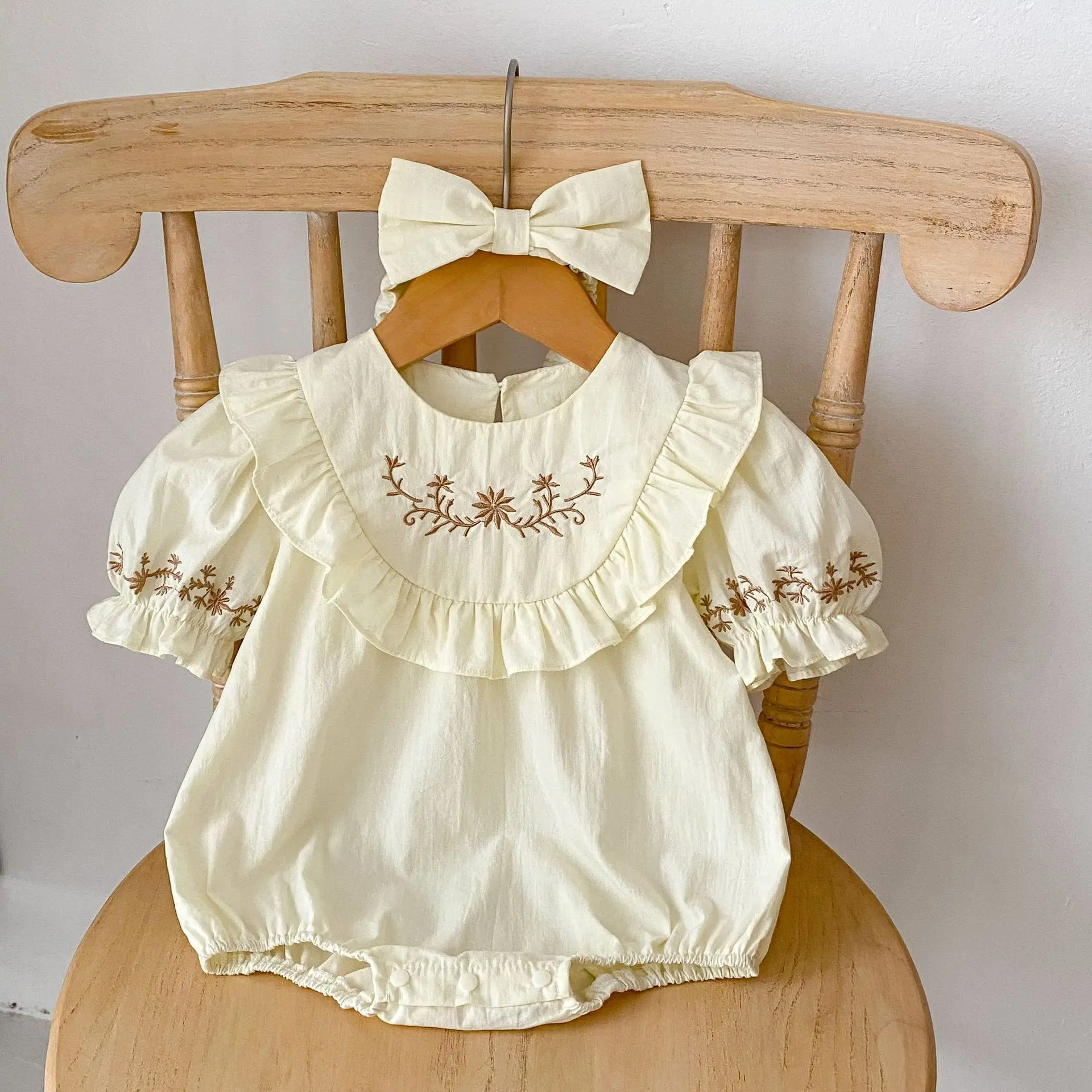 

2023 Summer Baby Girls Short Sleeve Bodysuit Cotton Infant Embroidery Flower Jumpsuit Toddler Girls Sweet Onesie Clothes