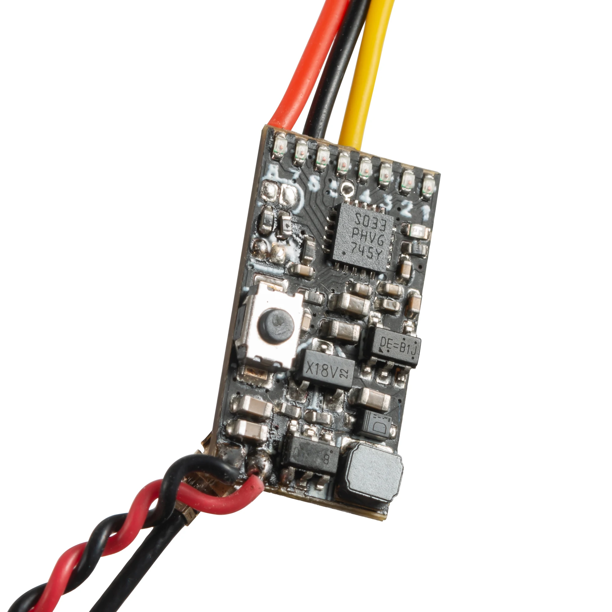 Caméra FPV 800TVL CMOS 1/4" Objectif M8 150° pour Drone posée sur fond noir, connecteurs visibles
