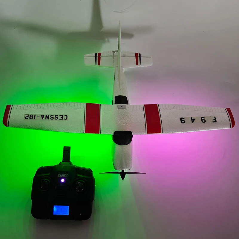 Avion RC RTF 2B LED en vol de nuit, lumières LED visibles, mousse EPP résistante.