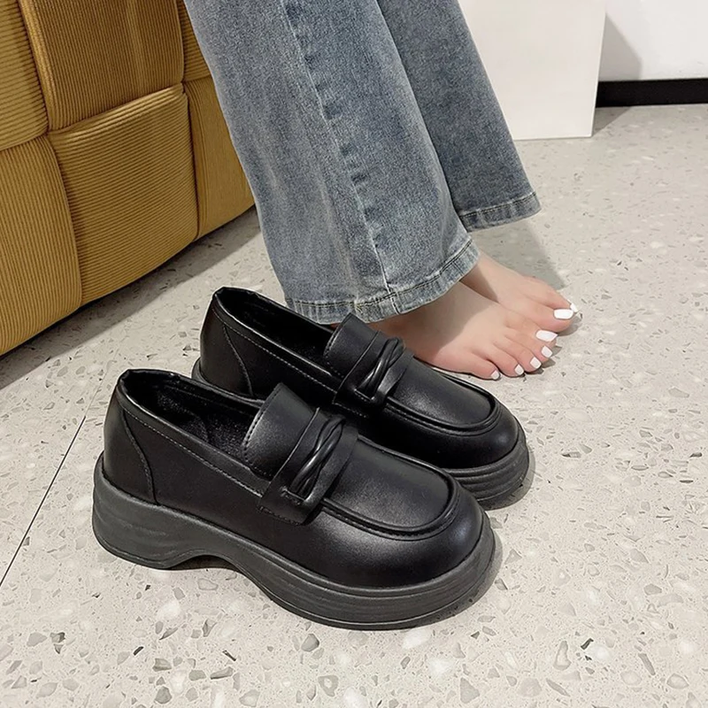Retro black thick soled small leather shoes for women in autumn French style thick heels and round toe white loafers 3