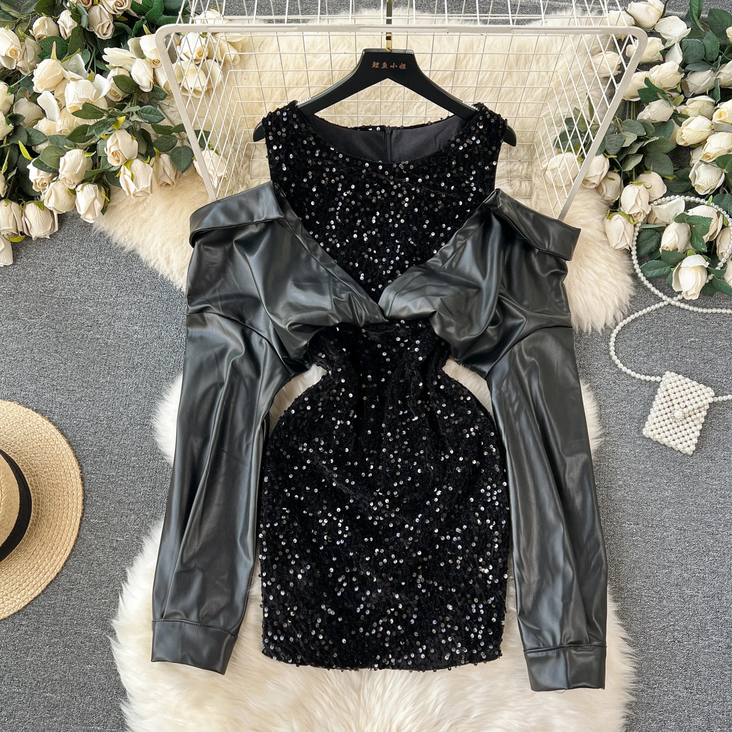 

Шикарное женское черное платье из искусственной кожи с блестками, модное платье с круглым вырезом, открытыми плечами и длинным рукавом, элегантное женское мини-платье