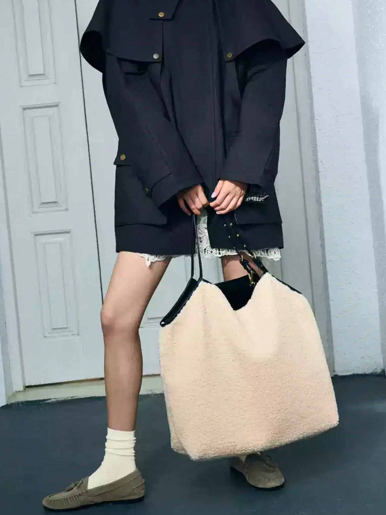 Fashionable White Underarm Large Capacity Autumn Winter Plush Lamb Commuter Tote Shoulder Handbag Soft Polyester Material