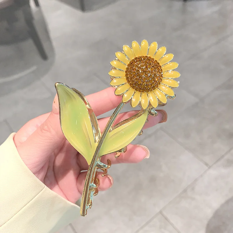 

Korean New Creative Metal Dropping Oil Sunflower Shark Clip Birthday Party Trend Hair Claw 2023 Women's Elegant Accessories Gift