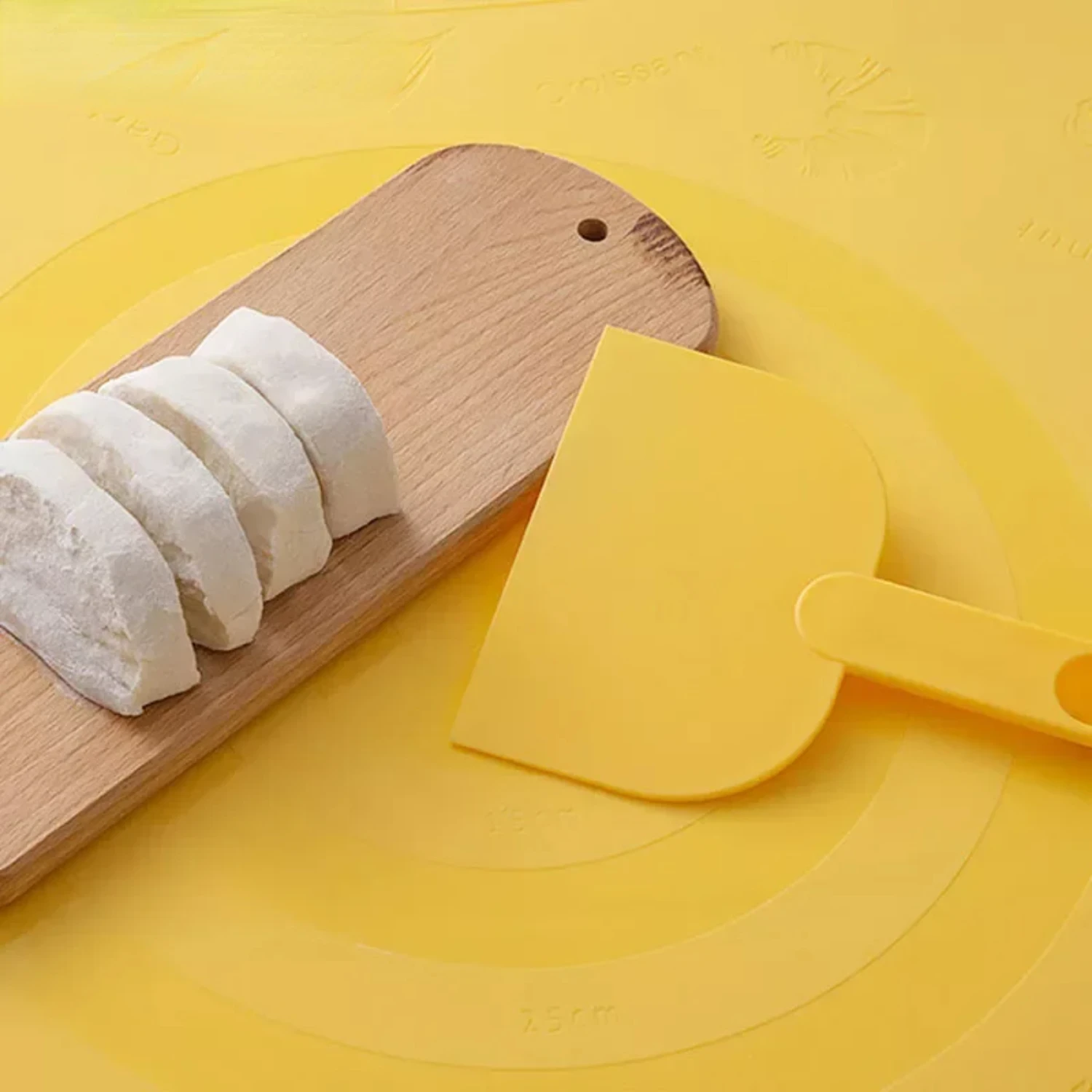 Baking Tools Dough Cutter Multifunctional Pastry Bread Scoop Plastic Noodle Cream Scraper Spatula