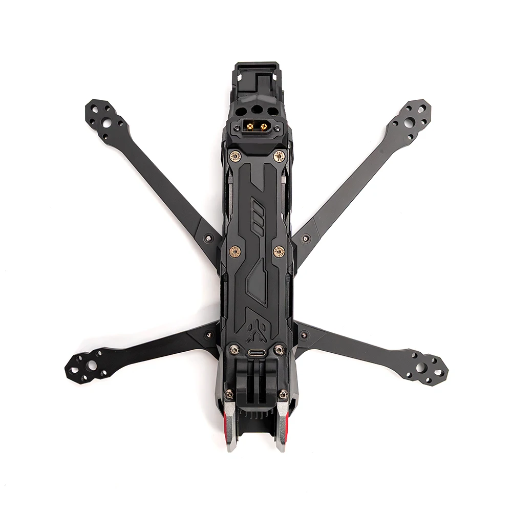 Détail du cadre haute résistance Nblade MAX pour drone course, avec éclairage RGB allumé en violet.