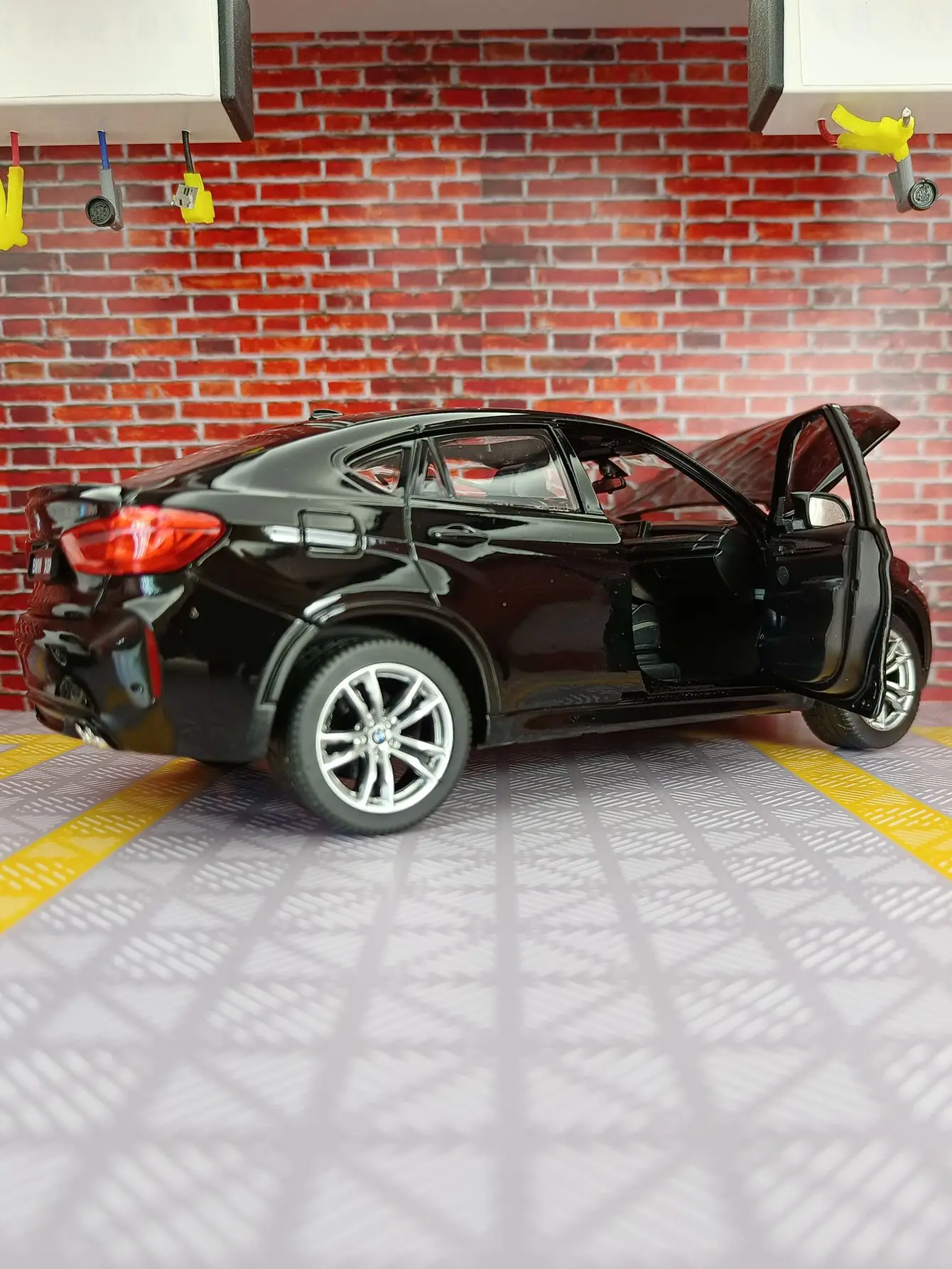 1/24 BMW X6 X6M Coupe SUV Alloy Sports Car Model Diecast Metal Toy Vehicles Car Model High Simulation Collection Childrens Gifts 3