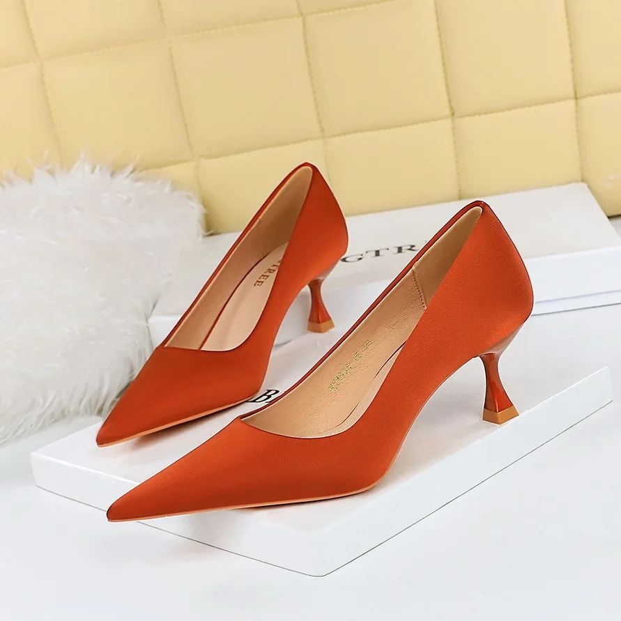 Zapatos de tacón alto de copa de vino sencillos y versátiles de moda de primavera y otoño, zapatos de mujer de boca baja con punta de seda y tacón medio