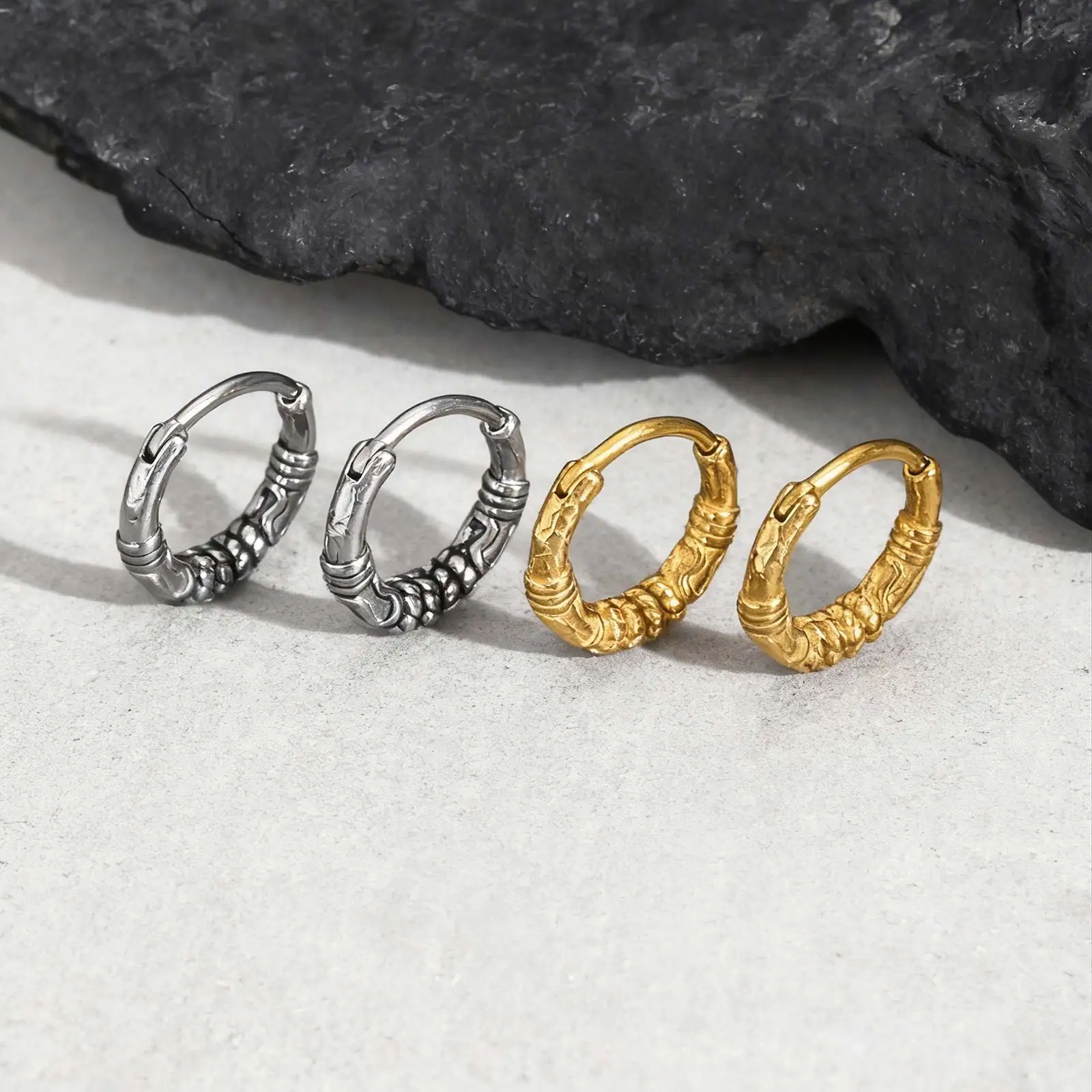Goldfarbene Huggies Creolen für Männer, Vintage-Creolen aus Edelstahl, antiallergischer männlicher Ohrring-Schmuck – Detail 1