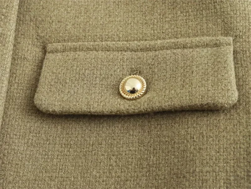 Tenue tendance avec une veste courte en tweed