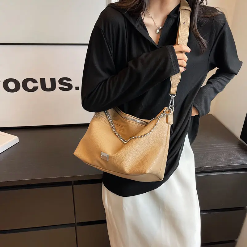 Large-capacity Bag Women 2023 New Simple Fashion Messenger Bag Texture Chain Pendant Harajuku Commuter Tote Ladies Bags