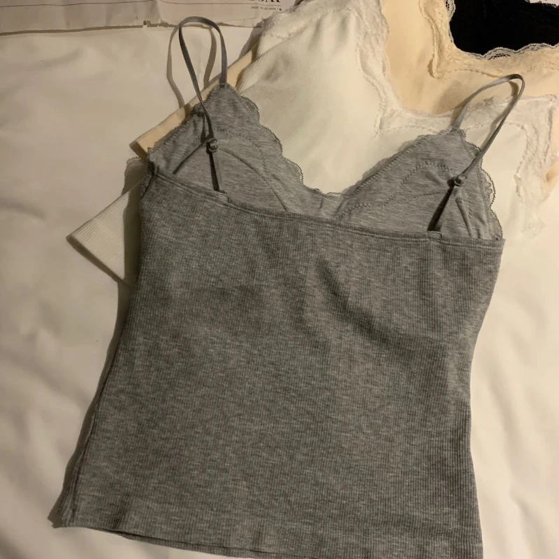 รูปสินค้า เสื้อกล้ามแฟชั่นเกาหลี ทรงเข้ารูป คอวี แผ่นรองหน้าอก ลูกไม้ประดับ