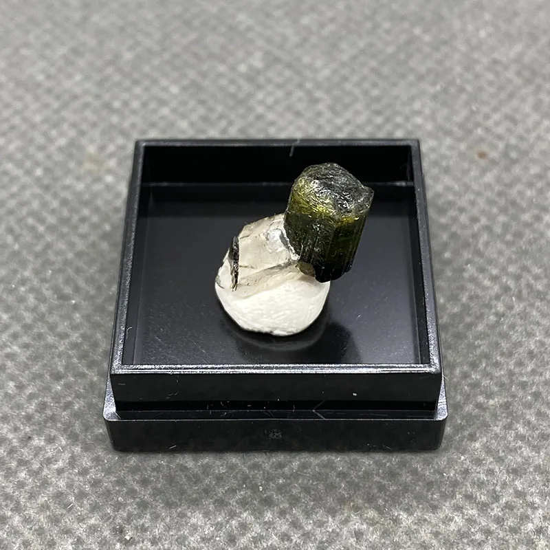 100%  Natural Green tourmaline Mineral Specimens Stones and Crystals Healing Crystal   +Box size:27*27*25 mm