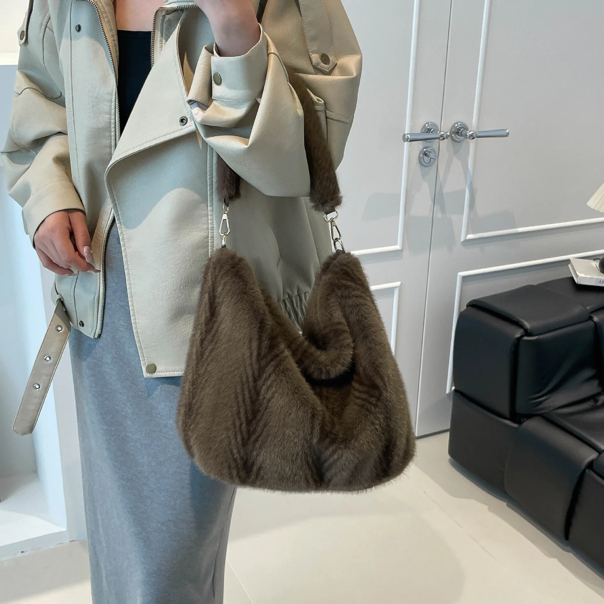 Autumn/Winter faux mink fur women's bag, commuter-friendly large-capacity tote bag, versatile handheld single-shoulder bags
