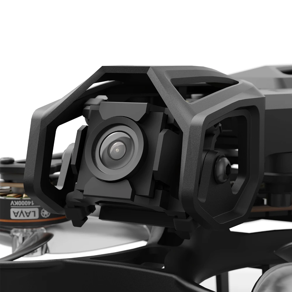 Détail du drone FPV de course cinewhoop PNP/O4 avec caméra O4 et antenne, prêt pour le vol.