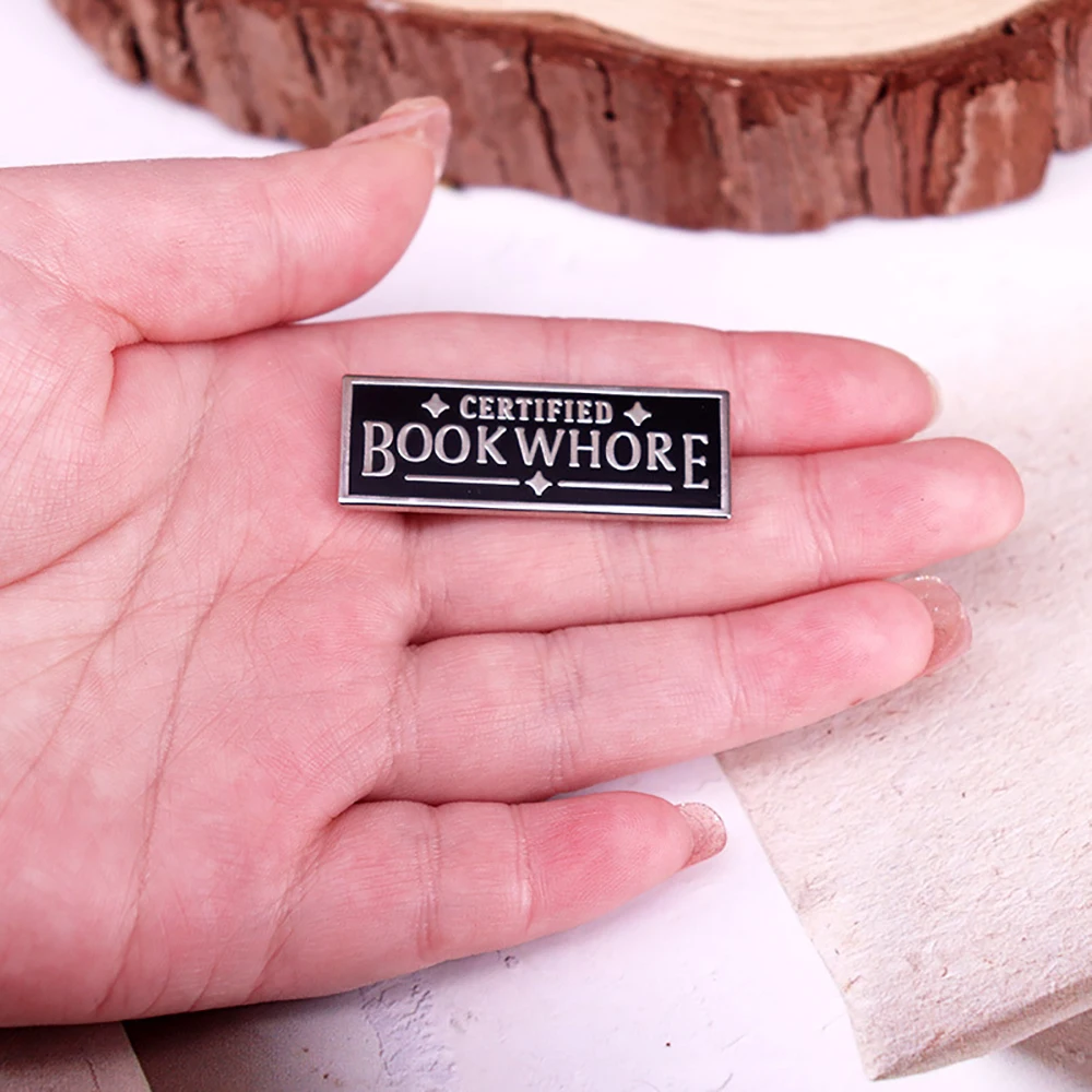Zertifizierter Buchliebhaber Emaille-Pin Lustiges Literarisches Metall-Abzeichen Retro Literarische Broschen Anstecknadel Schmuck Geschenk für Buchliebhaber – Detail 7
