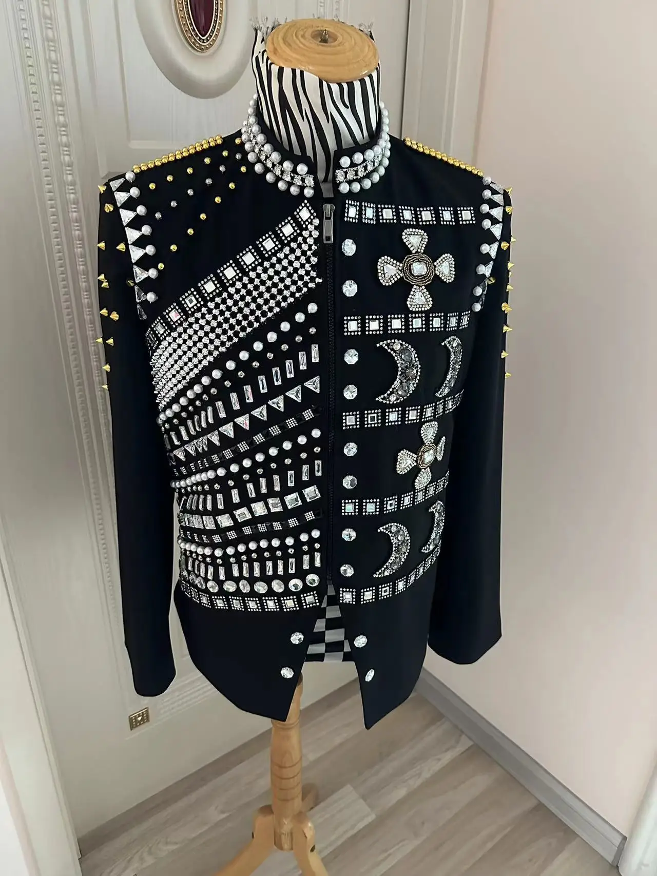 

Handmade Quality Men Pearls Sequined Crystal Decoration Royal Jacket Stage Show Performance Coat Male Singer Dancer Outfits