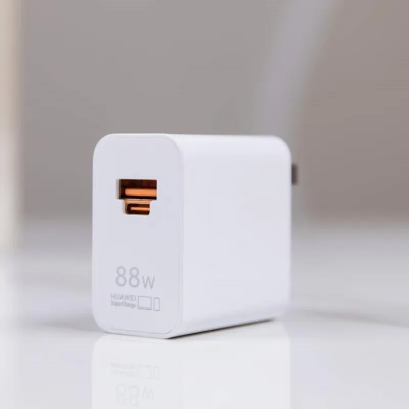 Huawei 社ユニバーサル急速充電器最大 88 ワット SuperCharge