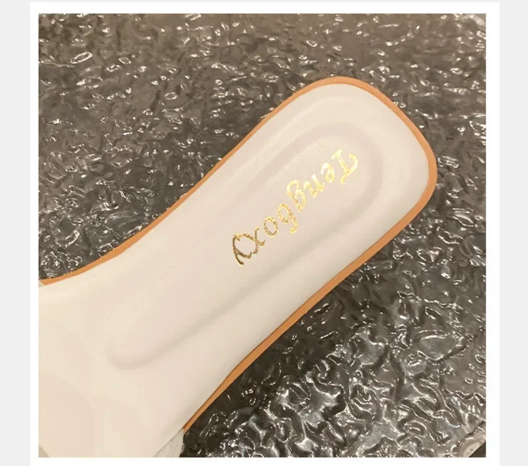 صيف 2025 جديد المرأة النعال الصيف ساحة تو حذاء مسطح المرأة نسخة واسعة النعال الصنادل في الهواء الطلق اليومية حذاء كاجوال