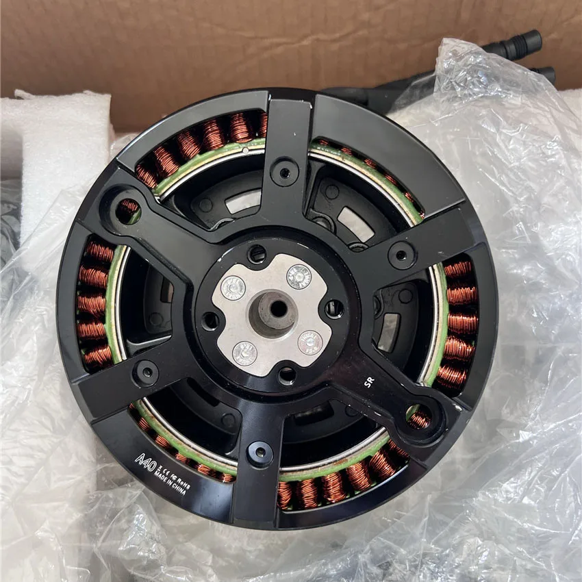 Détail des pales et du rotor du moteur sans balais XAG A40 3000W 75KV pour drone agricole, soulignant sa conception de haute puissance.