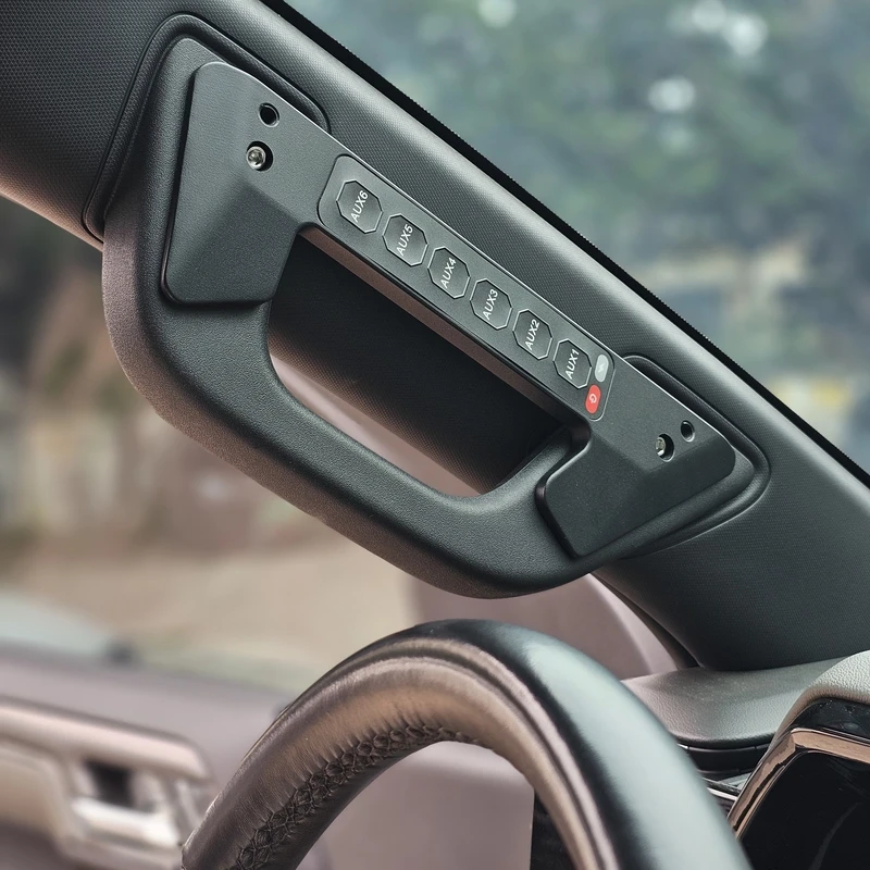 أزرار تحكم إضافية بشكل مقبض اليد للتحكم بالإضافات