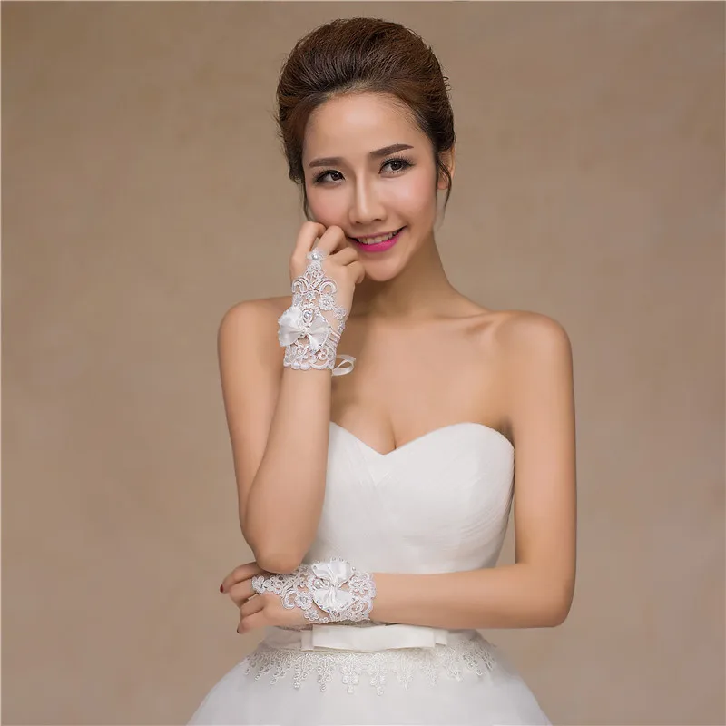 Elegan Lace Short Bridal Gloves Inlaid Rhinestone Bowknot Slim Bridal Fingerless Gloves White Ivory Wedding Gown Accessories