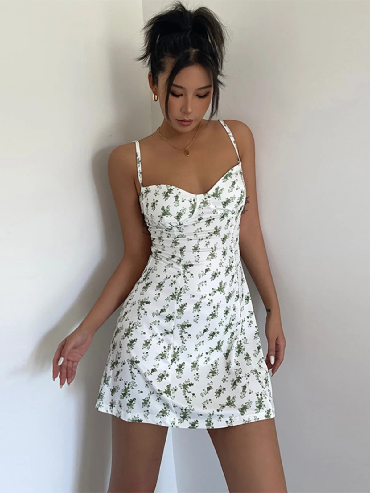 

Low Cut Backless Vacation Dress With Slim Fitting A Line Strap