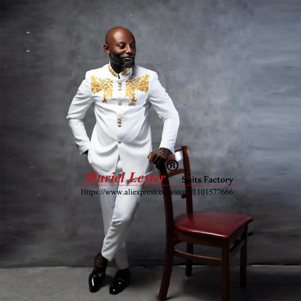 

Мужские костюмы белого цвета, официальная одежда для жениха, свадебный смокинг, блейзер с золотистой аппликацией и воротником-стойкой, индивидуальный пиджак и брюки из 2 предметов