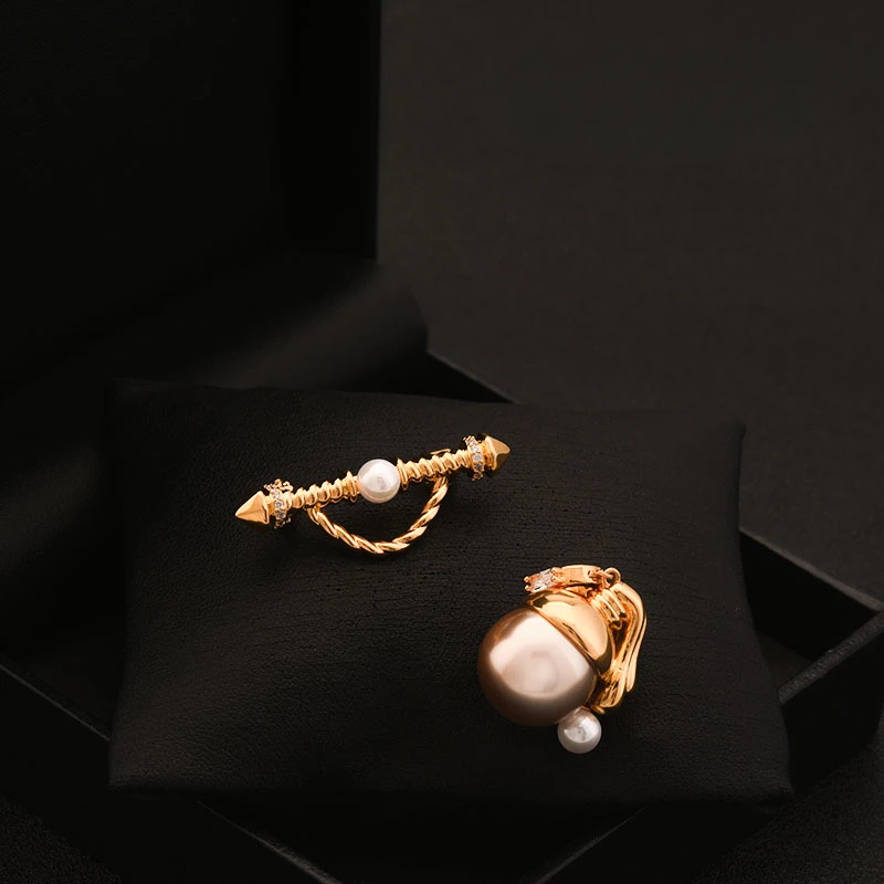 Fashion Girl Brooch with Pearl Earrings Women's Luxury High-End Pendant Sweater Coat Pin Clothes  Accessories Jewelry Gifts 6151