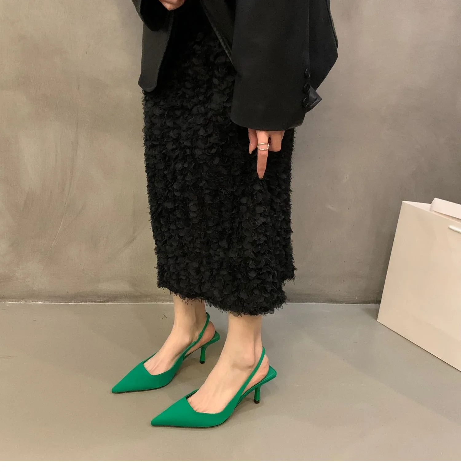 Summer and Autumn Fashion New Solid Color Banquet Pointed Toe Sexy Sandals Comfortable and Casual Slip-on Low Heels for Women