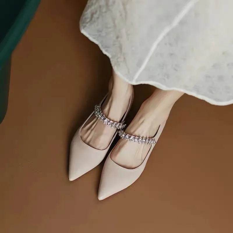 

Женская обувь на низком каблуке, с острым носком