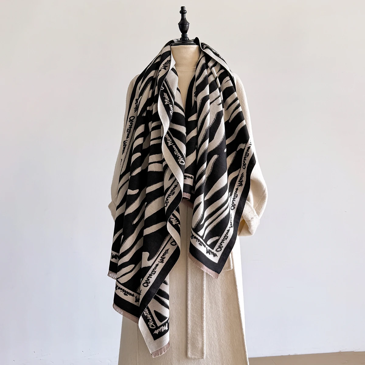2025 New Fashion Leopard Print Cashmere Scarf Winter Shawls Female Autumn Thickened Warm Women Tassel Wraps Outdoor Neck Scarfs