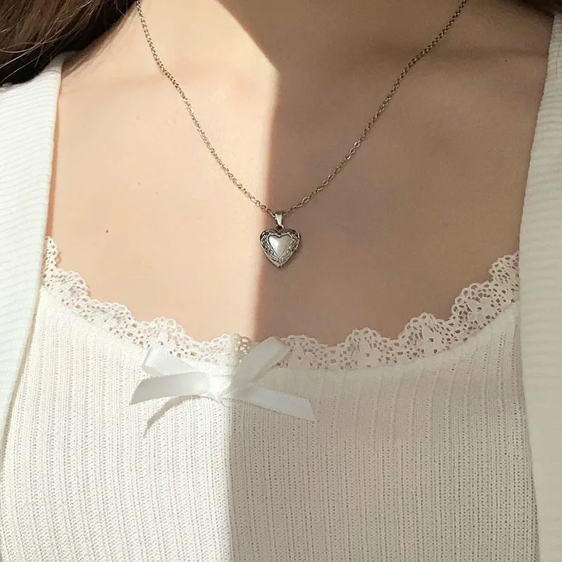

1pc Tiny Engraved Heart Photo Frame Pendant Necklace Love Heart Charms Floating Locket Necklaces Women Girls Memorial Jewelry